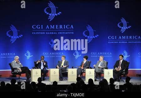 Ex U.S. Il presidente Bill Clinton (L-R) modera un panel di discussione con il sindaco di Atlanta Kasim Reed, General Electric Vice Presidente Mark Vachon, Motorola Mobility Senior Vice Presidente Regina Dugan, NYSE Euronext , Inc. Direttore e CEO Duncan Niederauer e Neil DeGrasse Tyson, astrofisico e direttore del Planetario Hayden al Museo Americano di Storia Naturale, al 2012 Clinton iniziativa globale America riuniti il 8 giugno 2012 a Chicago. UPI/Brian Kersey Foto Stock