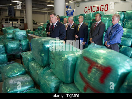 Chicago il sovrintendente di polizia Garry McCarthy (L) insieme con altri soci partecipanti del CPD, Drug Enforcement Agency e l'Illinois Polizia di Stato, tenere una conferenza stampa per annunciare il sequestro di circa 16.000 libbre di cannabis su Giugno 28, 2012 a Chicago. Una task force comune di CPD, DEA e Illinois membro del personale di polizia sequestrati la marijuana, che ha un valore di strada di oltre 40 milioni di dollari, Martedì come parte di un costante e a lungo termine di indagine. La città di Chicago consiglio votato mercoledì di depenalizzare il possesso di piccole quantità di marijuana consentendo agli agenti di rilascio per iscritto una vio Foto Stock