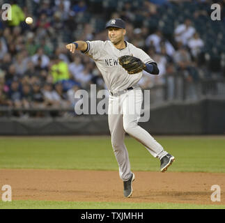 New York Yankees shorstop Derek Jeter getta al primo di base al ritiro dei Chicago White Sox di Alexei Ramirez durante il secondo inning a U.S. Campo cellulare il 22 agosto 2012 a Chicago. UPI/Brian Kersey Foto Stock