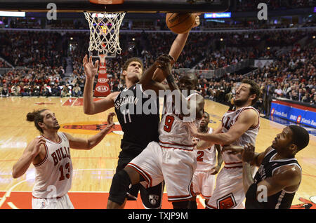 Chicago Bulls center Joakim Noah (L-R), reti di Brooklyn center Brook Lopez, tori avanti Luol Deng, guardia di Marco Belinelli e reti guard Joe Johnson andare per un rimbalzo durante il secondo semestre presso la United Center su dicembre 15, 2012 in Chicago. I tori ha vinto 83-82. UPI/Brian Kersey Foto Stock