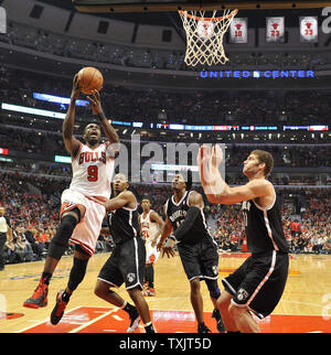 Chicago Bulls avanti Luol Deng (L) comanda al cestello come Brooklyn Nets guard Joe Johnson (L-R), avanti Gerald Wallace e il centro Brook Lopez durante la prima metà del gioco 4 di NBA Eastern Conference Quarti di finale durante il 2013 Playoff NBA presso la United Center di Chicago il 27 aprile 2013. UPI/Brian Kersey Foto Stock