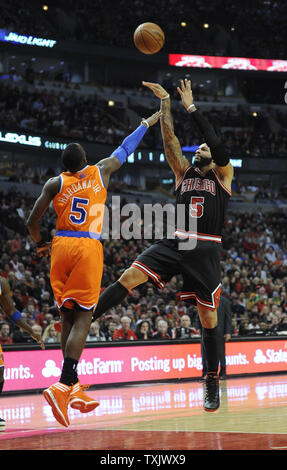 Chicago Bulls' Carlos Boozer (5) è difeso da New York Knicks' Tim Hardaway Jr. (5) durante la seconda metà al United Center di Chicago il 31 ottobre 2013. Il Chicago Bulls sconfitto il New York Knicks 82-81. UPI/David banche Foto Stock