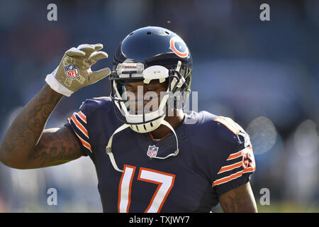 Chicago Bears wide receiver Alshon Jeffery si riscalda prima della partita contro la Detroit Lions al Soldier Field di Chicago il 10 novembre 2013. UI/Brian Kersey Foto Stock