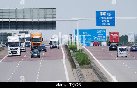 25 giugno 2019, Sassonia-Anhalt, Großkugel: Automobili Auto sull'autostrada federale A9. A causa della persistenza di calore, i limiti di velocità da applicare su più sezioni di autostrade in Sassonia-Anhalt. Ad alte temperature non vi è un rischio di danni alla superficie stradale. Foto: Sebastian Willnow/dpa-Zentralbild/dpa Foto Stock