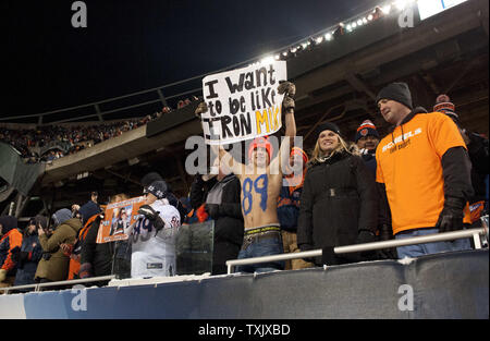 Un fans tifare per ex Chicago Bears stretta estremità, head coach e Pro Football Hall of Famer Mike Ditka durante una cerimonia di emisaturazione ritirando il suo numero 89 durante la Chicago Bears Dallas Cowboys game al Soldier Field a Chicago il 9 dicembre 2013. Ditka svolto dagli orsi da 1961-1966 e allenata la squadra da 1982-1992, vincendo il Super Bowl XX in 1986. UPI/Brian Kersey Foto Stock