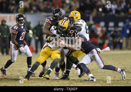 Chicago Bears naso affrontare Geremia Ratliff (L) e libero di sicurezza Chris Conte (R) fermata Green Bay Packers running back Eddie Lacy per assenza di guadagno durante il quarto trimestre al Soldier Field di Chicago il 29 dicembre 2013. I packers sconfitti gli orsi 33-28, graffatura del NFC Divisione Nord. UPI/Brian Kersey Foto Stock