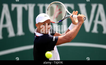 Gran Bretagna Jay Clarke in azione contro Leonardo Mayer durante il giorno tre della natura internazionale della valle in Devonshire Park, Eastbourne. Foto Stock