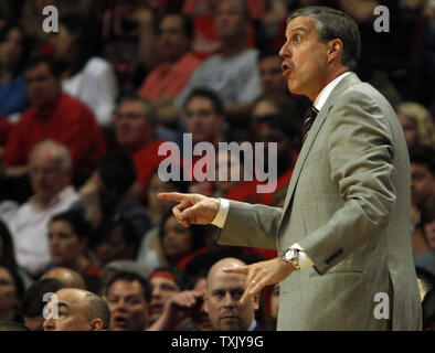 Washington Wizards head coach Randy Wittman grida al suo compagno di squadra nel secondo trimestre del gioco 1 della Eastern Conference quarti di finale contro i tori del Chicago il 20 aprile 2014, a Chicago. (UPI foto/Frank Polich) Foto Stock