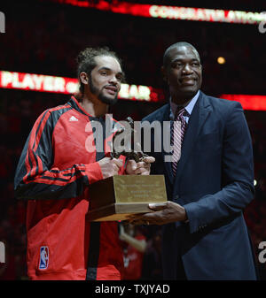 Chicago Bulls center Joakim Noah accetta il 2013-2014 giocatore difensivo del premio di anno da ex giocatori NBA e quattro-tempo destinatario del premio Dikembe Mutombo prima del gioco 2 di NBA Eastern Conference quarti di finale contro il Washington Wizards presso la United Center il 22 aprile 2014 a Chicago. UPI/Brian Kersey Foto Stock