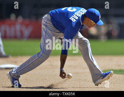 Kansas City Royals shorstop Alcides Escobar non è in grado di gestire una massa morbida palla colpita da Chicago White Sox's Alexei Ramirez per un singolo durante il sesto inning a U.S. Campo cellulare sulla luglio 23, 2014 a Chicago. Il Royals ha sconfitto il White Sox 2-1. UPI/Brian Kersey Foto Stock