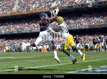 Green Bay Packers cornerback Sam scudi (R) si rompe un pass destinati a Chicago Bears wide receiver Alshon Jeffery durante il secondo trimestre a Soldier Field il 28 settembre 2014 a Chicago. UPI/Brian Kersey Foto Stock