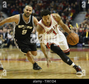 Chicago Bulls guard Derrick Rose (R) rigidi da San Antonio Spurs guard Tony Parker durante il terzo trimestre al United Center di Chicago il 22 gennaio 2015. I tori sconfitto gli speroni 104-81. UPI/Brian Kersey Foto Stock