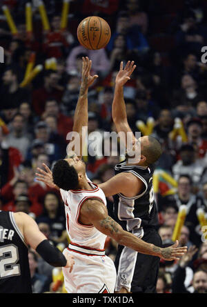 San Antonio Spurs guard Tony Parker (R) va per un colpo come Chicago Bulls guard Derrick Rose difende durante il terzo trimestre al United Center di Chicago il 22 gennaio 2015. I tori sconfitto gli speroni 104-81. UPI/Brian Kersey Foto Stock