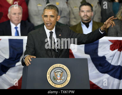 Stati Uniti Presidente Barak Obama parla per la dedicazione del Pullman monumento nazionale a Gwendolyn Brooks College Accademia preparatoria su Febbraio 19, 2015 a Chicago. Il quartiere storico include i resti del Pullman company town, costruita per la fabbricazione industriale di George Pullman sleeper vetture, e fu il primo previsto comunità industriale negli Stati Uniti. Foto di Brian Kersey/UPI Foto Stock