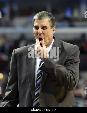 Washington Wizards head coach Randy Wittman sfrega contro il suo volto durante il secondo trimestre contro il Chicago Bulls presso la United Center a Chicago il 3 marzo 2015. Foto di Brian Kersey/UPI Foto Stock