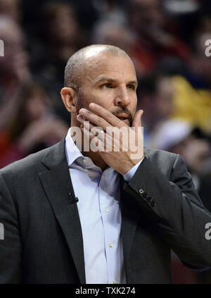 Milwaukee Bucks head coach Jason Kidd sta in disparte durante il primo trimestre del gioco 1 il primo turno di Playoff NBA contro il Chicago Bulls presso la United Center il 18 aprile 2015 a Chicago. Foto di Brian Kersey/UPI Foto Stock