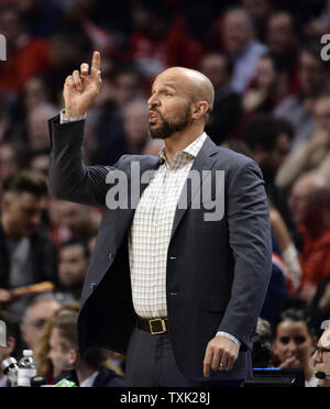 Milwaukee Bucks head coach Jason Kidd segnali ai suoi giocatori durante il primo trimestre del gioco 2 il primo turno di Playoff NBA contro il Chicago Bulls presso la United Center il 20 aprile 2015 a Chicago. Foto di Brian Kersey/UPI Foto Stock