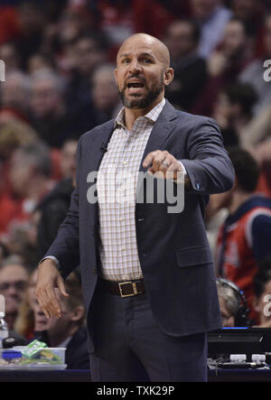 Milwaukee Bucks head coach Jason Kidd grida al suo team durante il primo trimestre del gioco 2 il primo turno di Playoff NBA contro il Chicago Bulls presso la United Center il 20 aprile 2015 a Chicago. I tori sconfitto i Bucks 91-82 e portare il meglio di sette serie 2-0. Foto di Brian Kersey/UPI Foto Stock