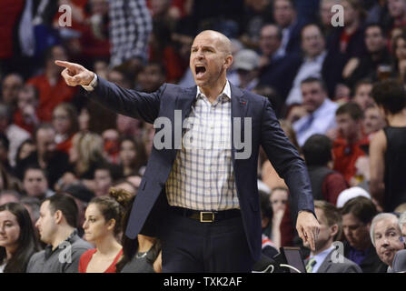 Milwaukee Bucks head coach Jason Kidd grida durante il secondo trimestre del gioco 5 il primo turno di Playoff NBA contro il Chicago Bulls presso la United Center il 27 aprile 2015 a Chicago. Foto di Brian Kersey/UPI Foto Stock