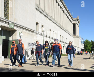 Tifosi arrivano prima che il gioco tra i Chicago Bears e Green Bay Packers a Soldier Field il 13 settembre 2015 a Chicago. Foto di David banche/UPI Foto Stock