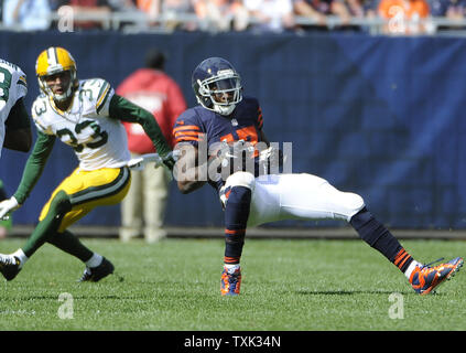 Chicago Bears wide receiver Alshon Jeffery (17) Si ritiene che le catture di un pass contro il Green Bay Packers durante il quarto trimestre a Soldier Field il 13 settembre 2015 a Chicago. I packers sconfitti gli orsi da 31-23. Foto di David banche/UPI Foto Stock