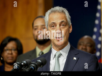 Il sindaco di Chicago Rahm Emanuel risolve gli sforzi per ripristinare la responsabilità e fiducia in Chicago il dipartimento di polizia di Chicago il 30 dicembre 2015. Il sindaco di Chicago Rahm Emanuel ha annunciato cambiamenti per la formazione del personale di polizia e attrezzature, compresi gli ufficiali di armamento sul dovere di strada con Tasers, dopo un ondata di officer coinvolti tiri che hanno accresciuto le tensioni razziali in città. Foto di Kamil Krzaczynski/UPI Foto Stock