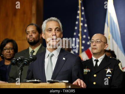 Il sindaco di Chicago Rahm Emanuel risolve gli sforzi per ripristinare la responsabilità e fiducia in Chicago il dipartimento di polizia di Chicago il 30 dicembre 2015. Il sindaco di Chicago Rahm Emanuel ha annunciato cambiamenti per la formazione del personale di polizia e attrezzature, compresi gli ufficiali di armamento sul dovere di strada con Tasers, dopo un ondata di officer coinvolti tiri che hanno accresciuto le tensioni razziali in città. Foto di Kamil Krzaczynski/UPI Foto Stock