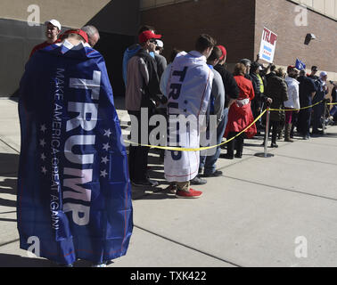 Trump sostenitori di attendere in linea per ottenere in sede di sentire presidenziale repubblicano speranzoso Donald Trump parla di sostenitori in un rally a Chicago il 11 marzo 2016. Gli elettori in Illinois, Florida, Ohio, Carolina del Nord e del Missouri testa ai sondaggi 15 Marzo al voto nella democratica e repubblicana primari. Foto di David banche/UPI Foto Stock