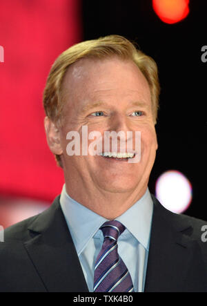 Signor Commissario NFL Roger Goodell sorge sul palco durante il 2016 NFL Draft il 28 aprile 2016 a Chicago. Foto di Brian Kersey/UPI Foto Stock