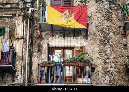 Bandiera siciliana su un balcone Palermo, Sicilia, Italia. Foto Stock