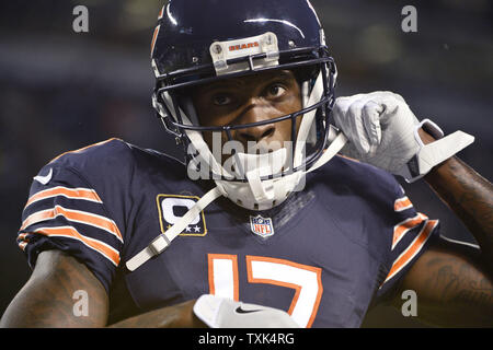 Chicago Bears wide receiver Alshon Jeffery si riscalda prima di orsi' home opener contro il Philadelphia Eagles al Soldier Field di Chicago il 19 settembre 2016. Foto di Brian Kersey/UPI Foto Stock