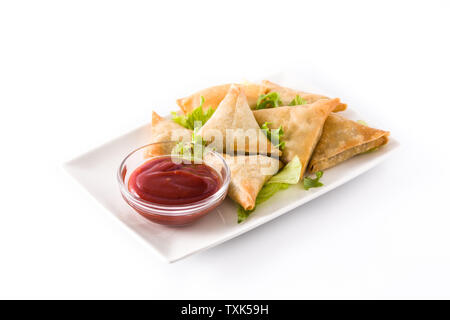 Samsa o samosas con carne e verdure isolati su sfondo bianco . Tradizionale cibo indiano. Foto Stock