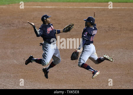 Cleveland Indians sinistra fielder Brandon Guyer (L) celebra con interbase Francisco Lindor (12) dopo il nono inning nel gioco 4 del World Series a Wrigley Field a Chicago, 29 ottobre 2016. Gli Indiani ha vinto 7-2 per una serie 3-1 piombo. Foto di Frank Polich/UPI Foto Stock