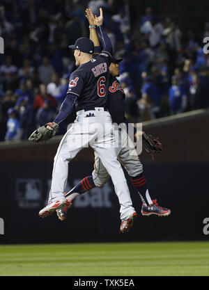 Cleveland Indians sinistra fielder Brandon Guyer (6) e terminare Francisco Lindor celebrare dopo il nono inning nel gioco 4 del World Series a Wrigley Field a Chicago, 29 ottobre 2016. Gli Indiani ha vinto 7-2 per una serie 3-1 piombo. Foto di Kamil Krzaczynski/UPI Foto Stock