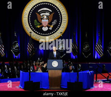 Stati Uniti Il presidente Barack Obama offre il suo discorso di commiato di una folla di tifosi a McCormick Place a Chicago il 10 gennaio 2017. Foto di David banche/UPI Foto Stock