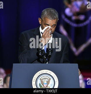 Stati Uniti Il presidente Barack Obama asciuga le lacrime come egli parla di sua moglie Michelle durante il suo discorso di commiato di una folla di tifosi a McCormick Place a Chicago il 10 gennaio 2017. Foto di David banche/UPI Foto Stock