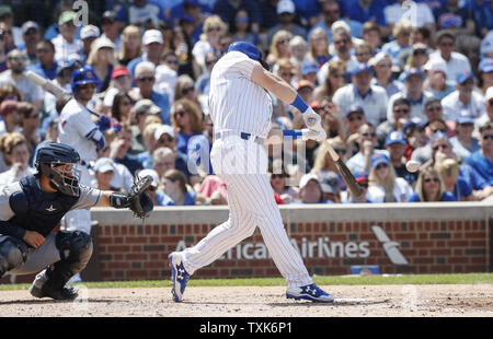 Chicago Cubs Ian Happ colpisce due-run home run contro il San Diego Padres nel quarto inning a Wrigley Field su Giugno 21, 2017 a Chicago. Foto di Kamil Krzaczynski/UPI Foto Stock