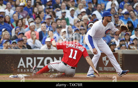 Cittadini di Washington Ryan Zimmerman (11) è sicuro alla terza base come Chicago Cubs Kris Bryant (17) attende la palla nel secondo inning a Wrigley Field il 6 agosto 2017 a Chicago. Foto di Kamil Krzaczynski/UPI Foto Stock