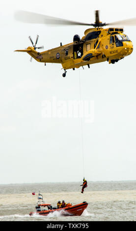 Formazione di RAF soccorso con RNLI a Clacton air show Foto Stock