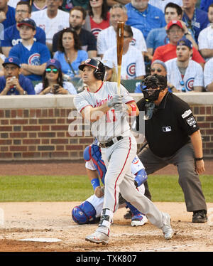 Washington Nationals" Ryan Zimmerman urta un RBI punteggio doppio Daniel Murphy durante il sesto inning di gioco 3 della NLDS contro il Chicago Cubs a Wrigley Field il 9 ottobre 2017 a Chicago. Foto di Brian Kersey/UPI Foto Stock