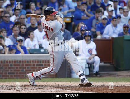 Cittadini di Washington Ryan Zimmerman colpisce un RBI doppio invio home Daniel Murphy contro la Chicago Cubs nella sesta inning di gioco 3 della NLDS a Wrigley Field il 9 ottobre 2017 a Chicago. Foto di Kamil Krzaczynski/UPI Foto Stock