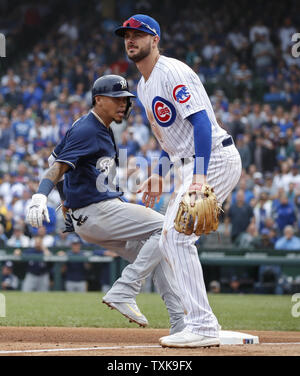 Milwaukee Brewers interbase Orlando Arcia (3) è al sicuro in terza base su un doppio colpo da destra fielder Domingo Santana come Chicago Cubs terzo baseman Kris Bryant (17) attende la palla in ottavo inning di un campionato nazionale spareggio partita di baseball At Wrigley Field il 1 ottobre 2018 a Chicago. Foto di Kamil Krzaczynski/UPI Foto Stock