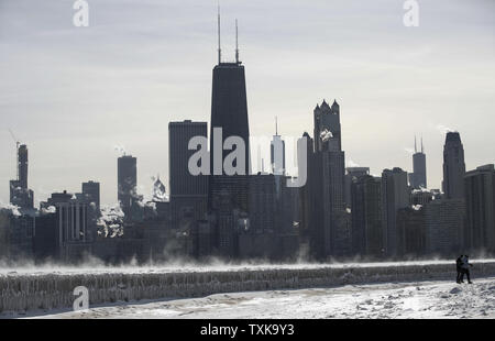 Vapore sorge la città di edifici e il Lago Michigan a Chicago il 31 gennaio 2019. Il vortice polare sta portando anormalmente basse temperature per il Midwest degli Stati Uniti. . Foto di Blake Clark/UPI Foto Stock