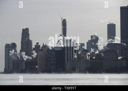 Vapore sorge la città di edifici e il Lago Michigan a Chicago il 31 gennaio 2019. Il vortice polare sta portando anormalmente basse temperature per il Midwest degli Stati Uniti. . Foto di Blake Clark/UPI Foto Stock