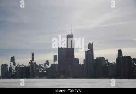 Vapore sorge la città di edifici e il Lago Michigan a Chicago il 31 gennaio 2019. Il vortice polare sta portando anormalmente basse temperature per il Midwest degli Stati Uniti. . Foto di Blake Clark/UPI Foto Stock