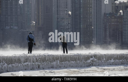 La gente a prendere le foto come vapore sorge dal lago Michigan a Chicago il 31 gennaio 2019. Il vortice polare sta portando anormalmente basse temperature per il Midwest degli Stati Uniti. . Foto di Blake Clark/UPI Foto Stock