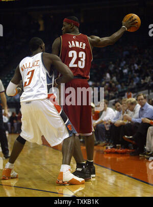 Cleveland Cavaliers LeBron James mantiene la sfera da Charlotte Bobcats guard Gerald Wallace nel primo semestre presso il Charlotte Coliseum di Charlotte, N.C. Giovedì, nov. 18, 2004. (UPI foto/nellâ Redmond) Foto Stock