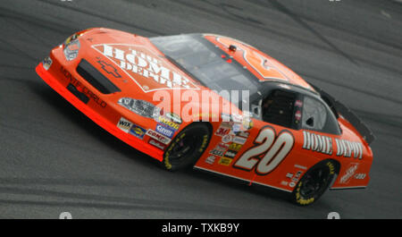 Tony Stewart gare la sua Home Depot Chevrolet attraverso il turno 4 in la coca-cola 600 NASCAR gara presso il Circuito Automobilistico di Lowe in concordia, NC, il 29 maggio 2005. (UPI foto/nellâ Redmond) Foto Stock