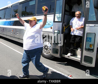 Jerry Kimball di Baton Rouge, LA grida di gioia come egli si alza dal bus per il gioco tra la Carolina Panthers e New Orleans Saints presso la Bank of America Stadium di Charlotte, NC, il 11 settembre 2005. Le Pantere hanno dato i biglietti per oltre 350 sfollati che sono rimasti a Charlotte Colisium. (UPI foto/Bob Carey) Foto Stock