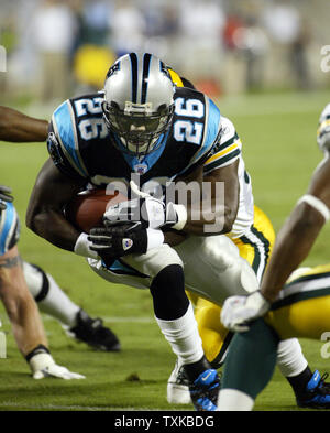 Carolina Panthers running back DeShaun Foster giunchi contro i Green Bay Packers nel primo trimestre presso la Bank of America Stadium di Charlotte, N.C. ad Ottobre 3, 2005. (UPI foto/nellâ Redmond) Foto Stock